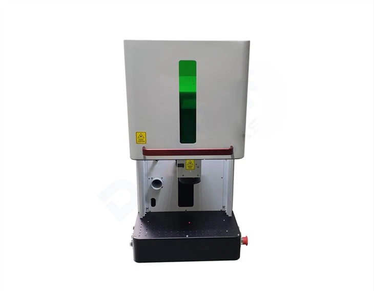 Mini laser cu fibră